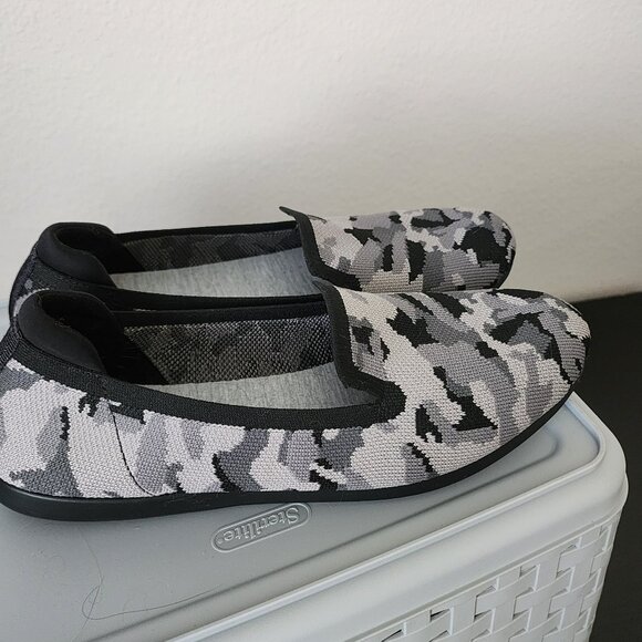 Clarks "Carly Dream" Loafer Flats Black/Grey Camo Knit Women's Size 8 - Picture 2 of 4